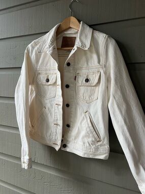 Levi’s Women’s White Denim Jacket - Classic Workwear Style
